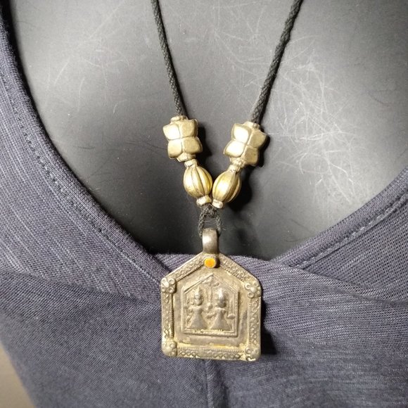 Vintage Metal Pendant String Necklace - Picture 4 of 16